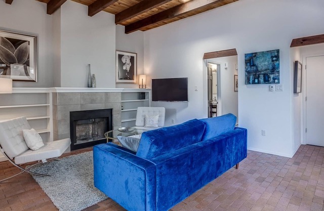 Southwest Modern 2 Bed 2 Bath Stadthaus mit privatem Innenhof in zentraler Lage