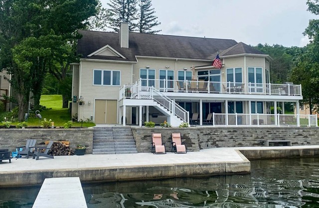 Southwest Shores Chateau: Lakeside Family Getaway!