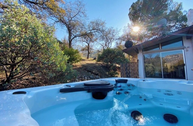 Spa, 5 minutes from Sequoia National Park. Spacious, convenient and private.
