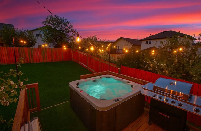 ★ Spa Oasis Home ★ Hot Tub - King Bed - BBQ - Garage - Pets!