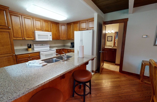 21 Tennis Village: 2 BR / 2 BA Loft Wohnung in Sunriver, Schlafmöglichkeiten für 8