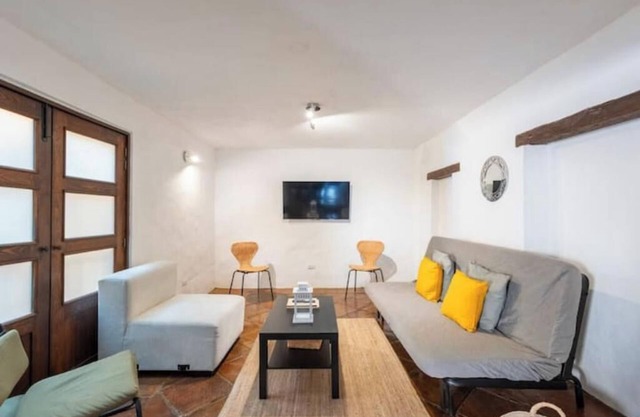 Spacious House in the Heart of Downtown 4bed + Parking