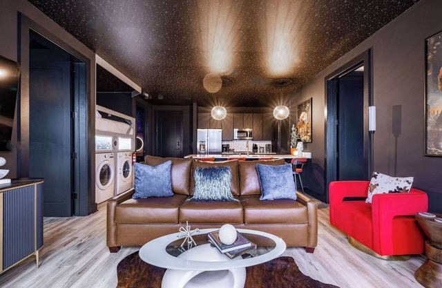 Space Cowboy Free Summer Weekend Cocktails only 1 mile to Broadway. sleeps 8