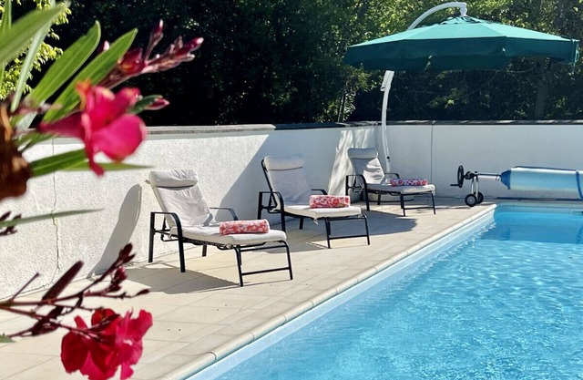 Geräumige Villa mit Pool, Whirlpool und Heimkino in idealer Lage