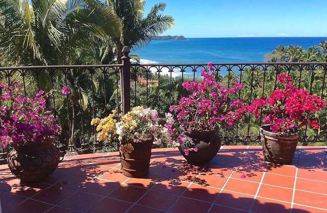Rent Three Homes - Spektakuläre Aussicht auf Meer und Strand vom Haupthaus