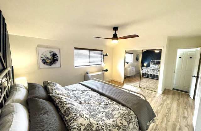 Spacious 1 bedroom less than 1 mile to Beach & DT