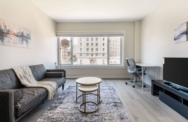 Spacious 1 bedroom apartment with work desk in San Francisco