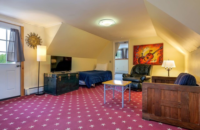 Spacious 1 Bedroom Apt w/King Bed Full Kitchen & Bathroom