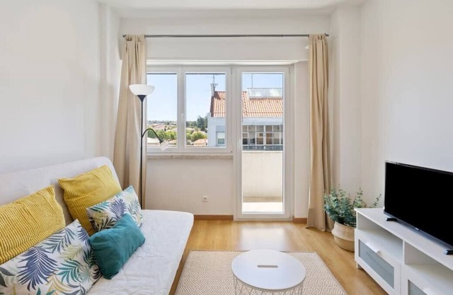 Spacious 1 Bed Apt w/Balcony, Sleeps 3