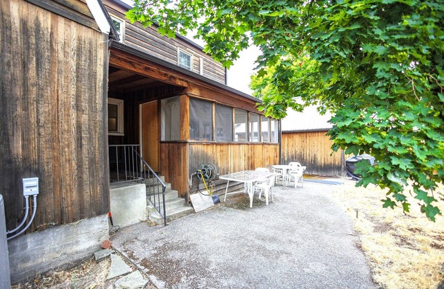 Spacious 1 Bedroom with covered porch, centrally located to all things Rogue!