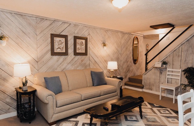 Spacious 1 BR Apt w/office+kitchen near Liberty and poplar
