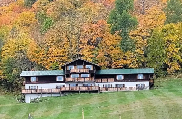 Spacious 10-bedroom chalet with WiFi and AC in delightful Upson - Floor 2