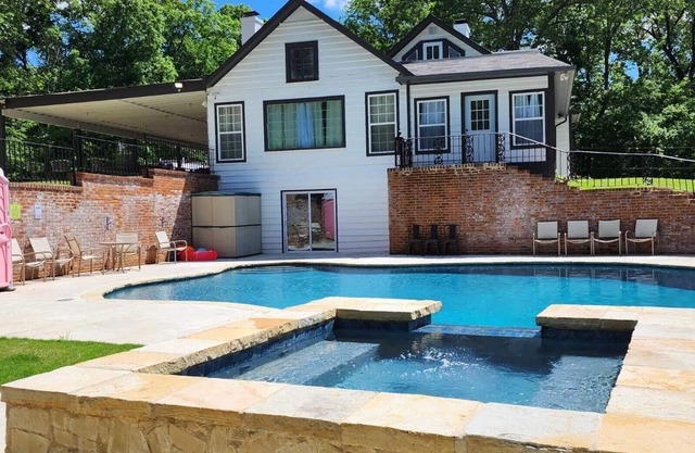 Spacious 10-bedroom Compound with Pool, Hot tub and strong Wi-fi