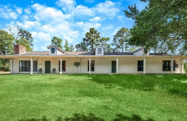 Spacious 10 Bedroom Ranch Home - 5 min from the Lake!