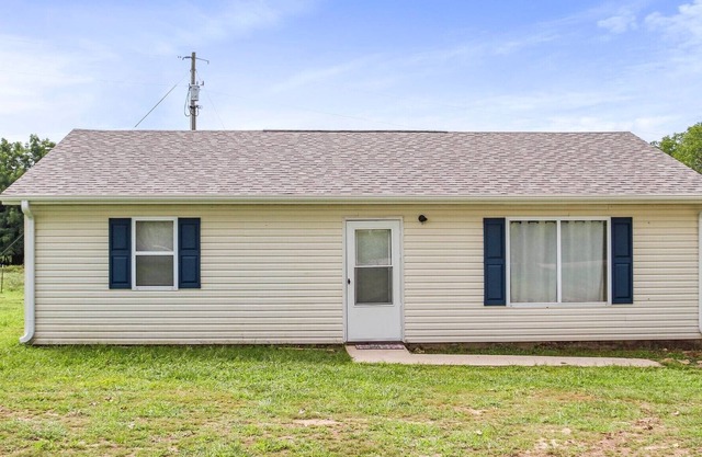 Spacious 1200sf cabin (3) in Ozark county near the river. Pets allowed.