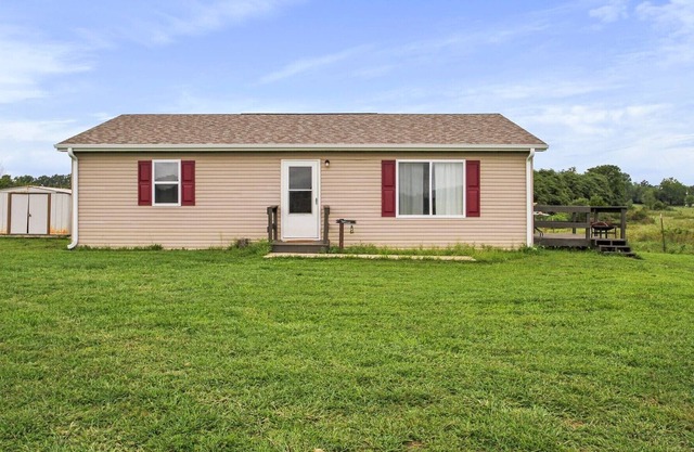 Spacious 1200sf cabin (5) in Ozark county near the river. Pets allowed.
