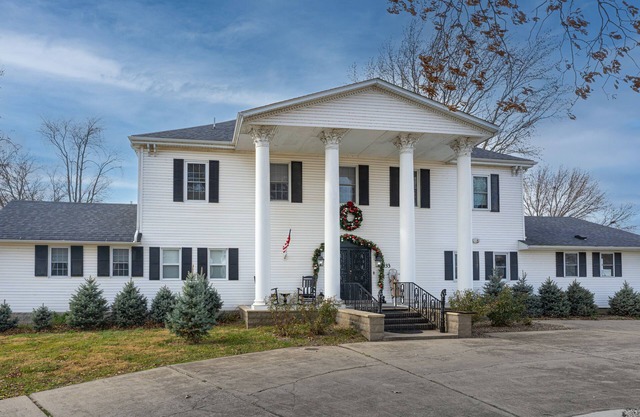 Spacious 1845 Mansion with modern amenities. Loved by large groups, 5bd/4.5ba!