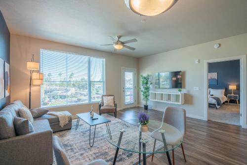 Spacious 1BD - Balcony, Pool, Gym, W-D - Sleeps 4