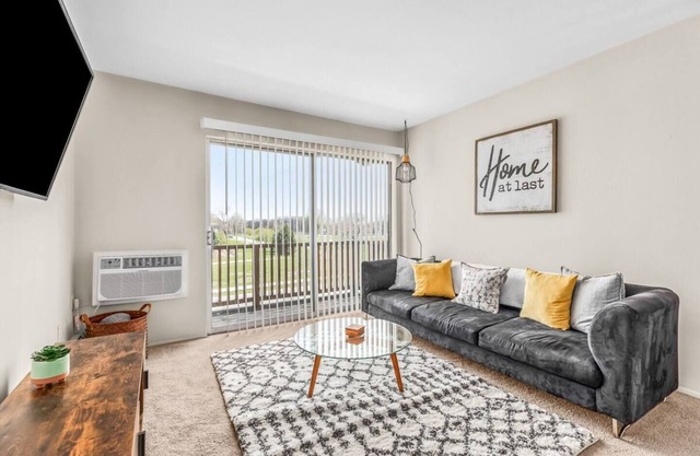 Spacious 1BR Apt On The River