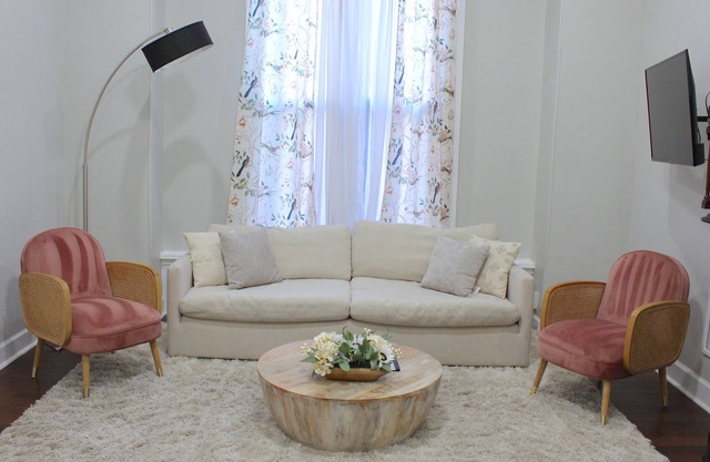 ★SPACIOUS 1BR Apt w/ Character 10ft Ceilings W/D!★