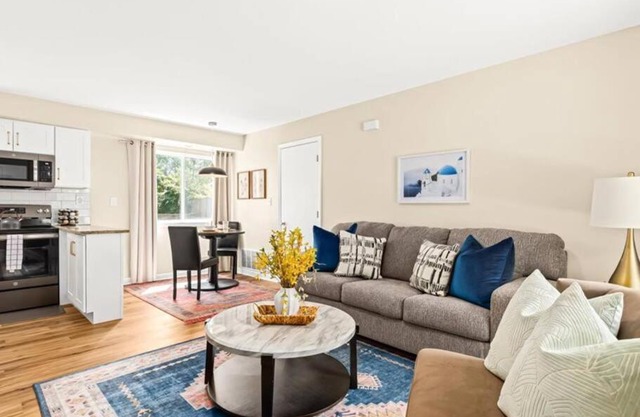 Spacious 1BR [End Unit] in the Heart of Roseville