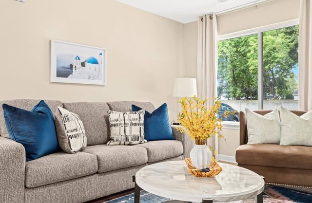 Spacious 1BR End Unit, Heart of Roseville