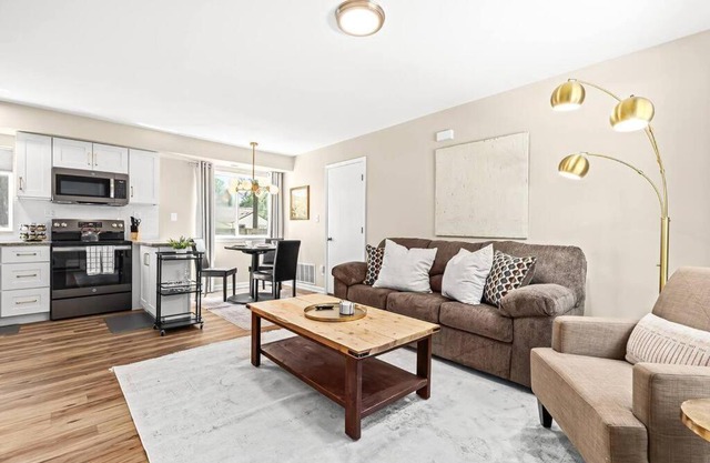 Spacious 1BR Flat, Workspace, King Bed