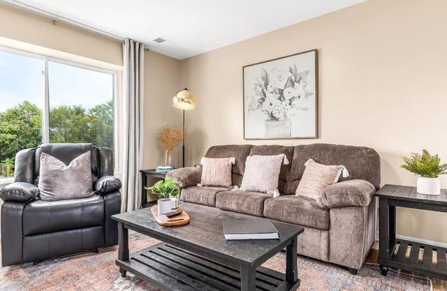 Spacious 1BR Upper Flat in the Heart of Roseville