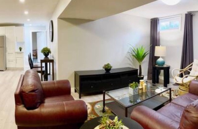Spacious 2-Bdm in-suite laundry Close to Hospital