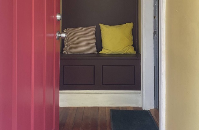 Spacious 3-bed 2-bath bi-level apartment