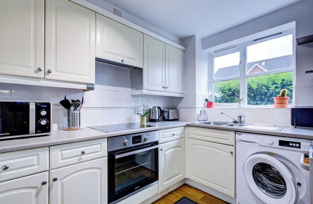 Spacious 2-Bed Apartment, Family with Pets Welcome