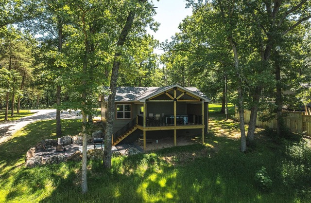 Spacious 2 bed, Hot tub, beautiful back deck overlooking Meramec River