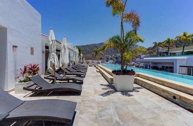 Spacious 2 bed 2 bath Romantic Zone Condo w/ Pool