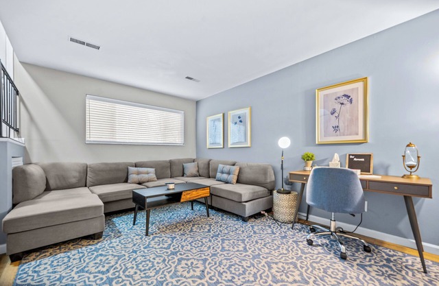Spacious 2 Bedroom Townhome by StayLage