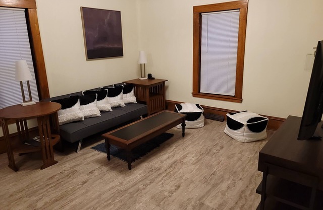 Spacious 2 bedroom, 2 bath home, sleeps 10 guests