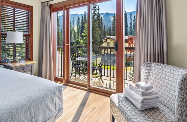 Spacious 2 Bedroom, 3.5 Bathroom Townhome, Short Walk to Village center, and Ski in & Ski out