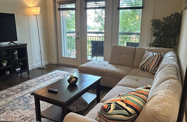 Spacious 2-Bedroom Apt, 5 minutes to Uptown