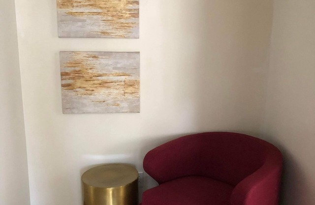 Spacious 2-Bedroom Apartment - Close To It All!