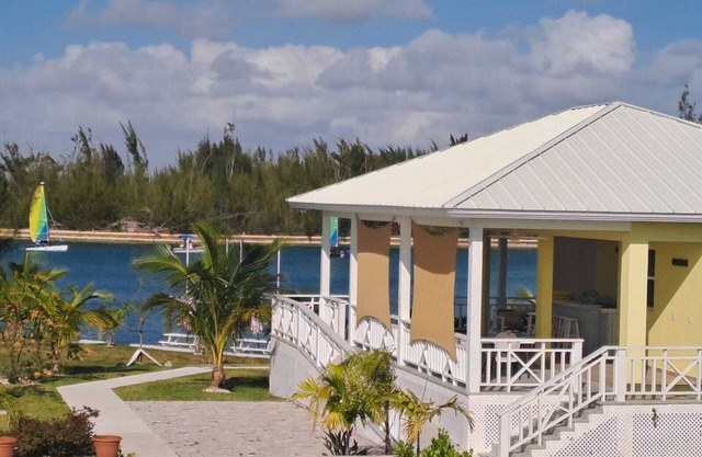 Spacious 2 Bedroom Apartment: Pool, Clubhouse, Dock -Da Bahamian Life Vacations