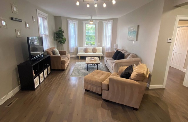Spacious 2-bedroom apartment in fabulous Newport with AC, WiFi. Great location!