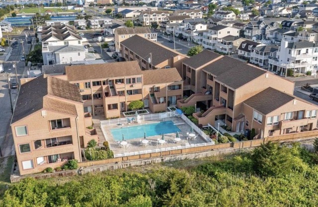 Spacious 2-bedroom corner condo on the beach with pool, AC, & WiFi in Brigantine