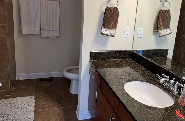 Spacious 2 bedroom condo close to University, Medical institutions and hospitals