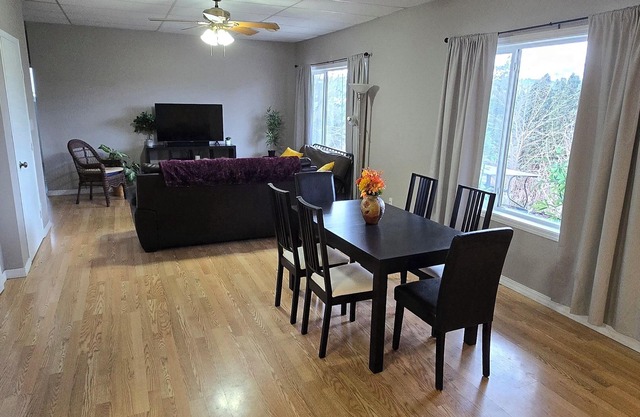 Spacious 2 bedroom suite near Wood Lake with a view. Family/pet friendly!
