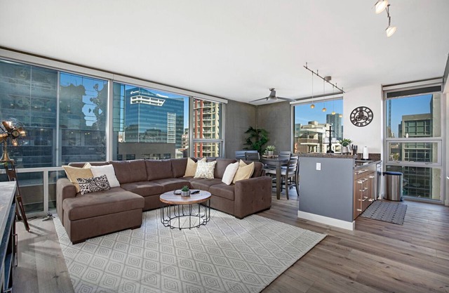 Spacious 2 Bedroom Condo in the Heart of Downtown!