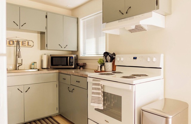 Spacious 2-bedroom home in Kennewick with AC, WiFi