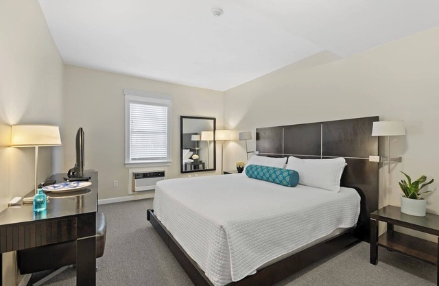 Spacious 2-Bedroom King Suite - Comfort & Style | Sleeps 5