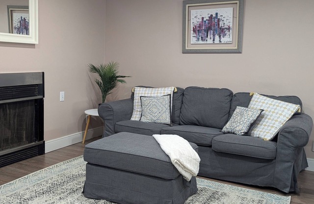 Spacious 2-bedroom suite minutes from Montreal attractions