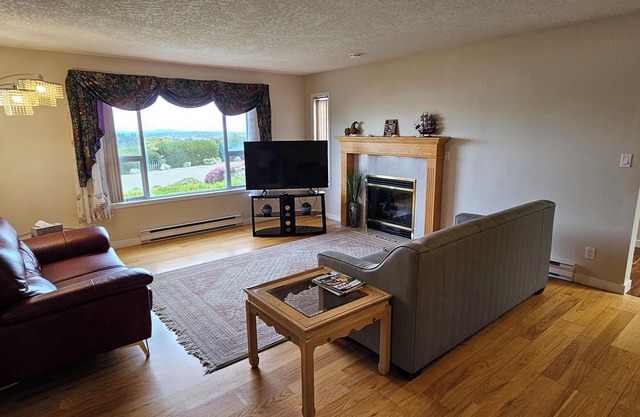 Spacious 2-bedroom Suite with parking and AC