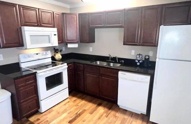 Spacious 2 Bedroom Townhouse Near Lake