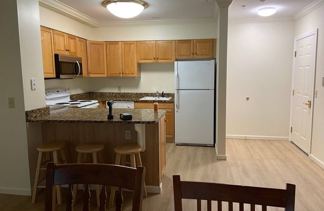 Spacious 2-bedroom apartment located in downtown Williamstown.